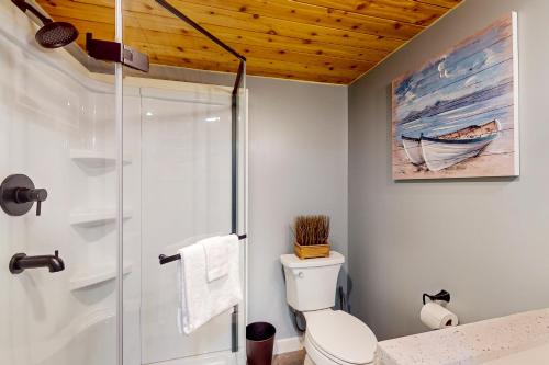 大洋城The Gull's Nest at Isle of Wight的浴室配有淋浴间和卫生间。