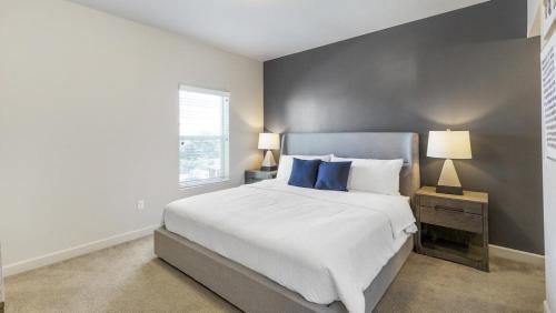 西瓦利城Landing Modern Apartment with Amazing Amenities (ID9601X99)的卧室配有带蓝色枕头的大型白色床