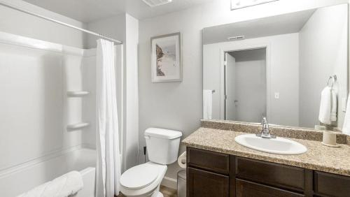 西瓦利城Landing Modern Apartment with Amazing Amenities (ID9601X99)的白色的浴室设有卫生间和水槽。