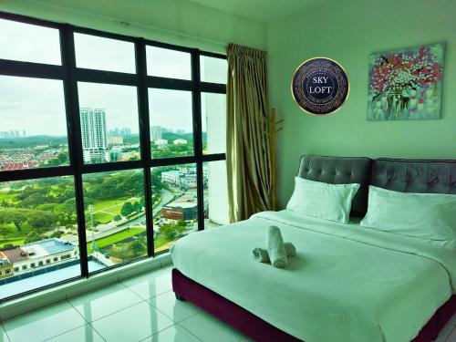 新山JB Bukit Indah Skyloft Suites的一间卧室,床上有泰迪熊