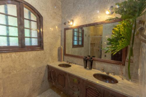 科蒂亚Via Antiga Granja Viana的一间带两个盥洗盆和大镜子的浴室