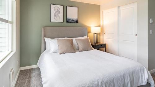 埃弗里特Landing Modern Apartment with Amazing Amenities (ID9692X16)的卧室配有一张带两个枕头的大白色床