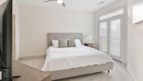 里士满Landing Modern Apartment with Amazing Amenities (ID4420X29)的白色的卧室设有床和窗户
