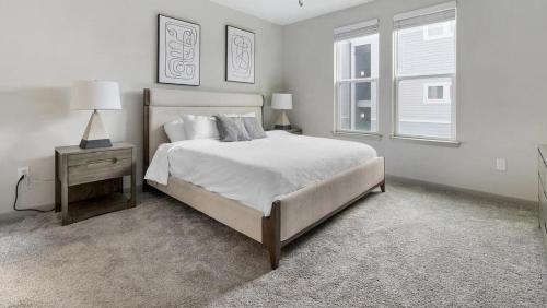 MiddleburgLanding Modern Apartment with Amazing Amenities (ID8935X21)的白色的卧室设有一张大床和一个窗户