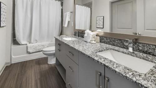MiddleburgLanding Modern Apartment with Amazing Amenities (ID8935X21)的白色的浴室设有水槽和卫生间。