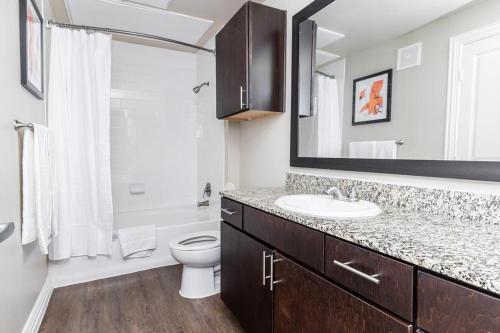 卡罗尔顿Landing Modern Apartment with Amazing Amenities (ID3883)的一间带水槽、卫生间和镜子的浴室