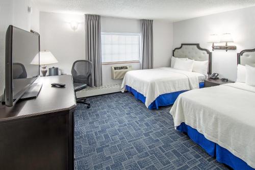 泽西市Holland Hotel Free Parking Jersey City的酒店客房设有两张床和一台平面电视。