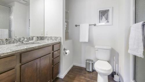 奥马哈Landing Modern Apartment with Amazing Amenities (ID8910X05)的白色的浴室设有卫生间和水槽。
