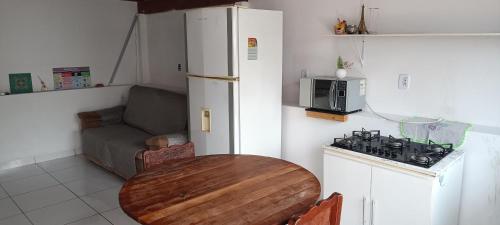 蓬塔波朗G.LO Loft AP 04的一间带桌子和冰箱的小厨房
