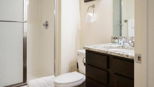 奥马哈Landing Modern Apartment with Amazing Amenities (ID8398X48)的浴室配有卫生间、盥洗盆和淋浴。
