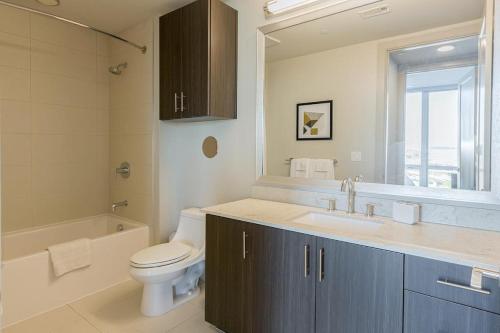 达拉斯Landing Modern Apartment with Amazing Amenities (ID512)的浴室配有盥洗盆、卫生间和浴缸。