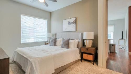 兀兰Landing Modern Apartment with Amazing Amenities (ID5143X81)的卧室配有白色的床和窗户。