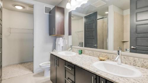 兀兰Landing Modern Apartment with Amazing Amenities (ID5143X81)的一间带两个盥洗盆和卫生间的浴室