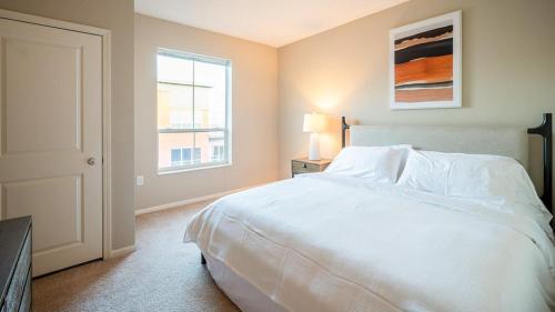 圣保罗Landing Modern Apartment with Amazing Amenities (ID7380X13)的卧室设有一张白色大床和一扇窗户。
