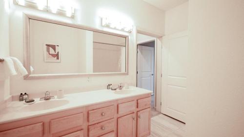 圣保罗Landing Modern Apartment with Amazing Amenities (ID7380X13)的一间带水槽和大镜子的浴室
