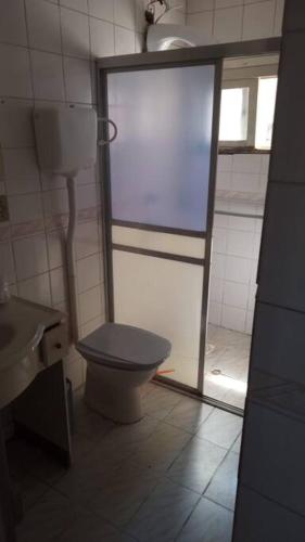 卡庞达卡诺阿Casa - ótima localização的一间带卫生间和玻璃门的浴室