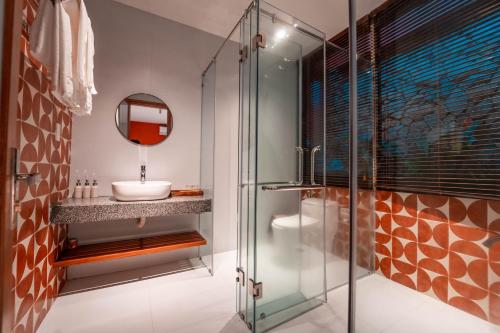 顺化TRUONG PHU HOUSE - HOTEL & APARTMENT的一间带水槽和玻璃淋浴的浴室