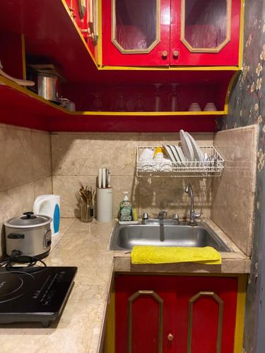 碧瑶Casa Valle Verde的厨房配有水槽和炉灶
