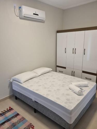 布希奥斯Villa do Aconchego apartamento super novo的卧室配有一张床和空调