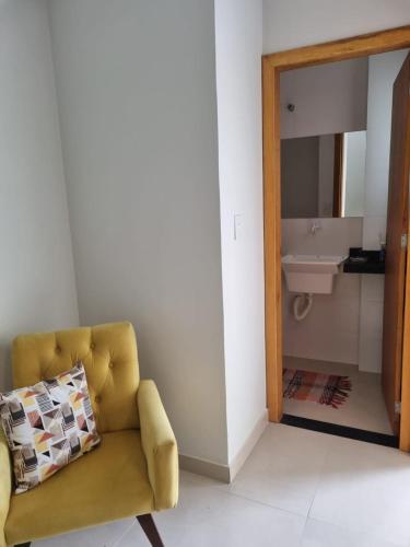 布希奥斯Villa do Aconchego apartamento super novo的客厅配有黄色椅子和水槽