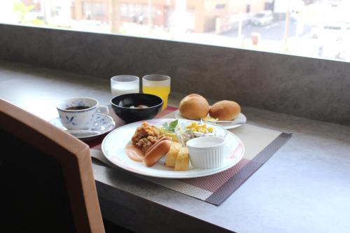 高知高知太平洋大酒店 的一张桌子,上面放着两盘食物和两杯饮料