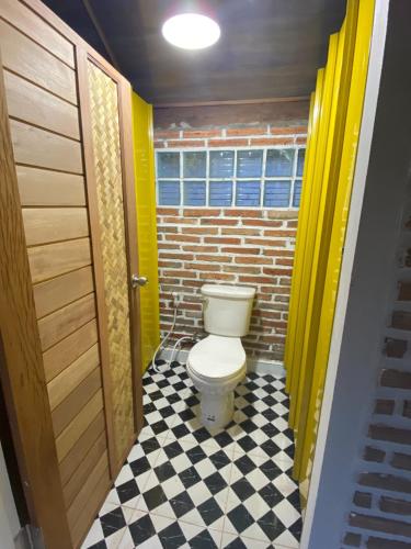 บ้านอัญชัน的一间带卫生间和 ⁇ 格地板的浴室