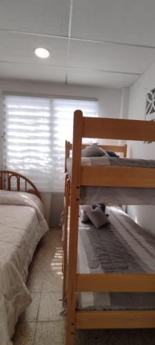 萨利纳斯Casa Salinas的带窗户的客房内的两张双层床