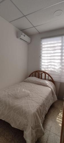 萨利纳斯Casa Salinas的一间带床的卧室,位于带窗户的房间内