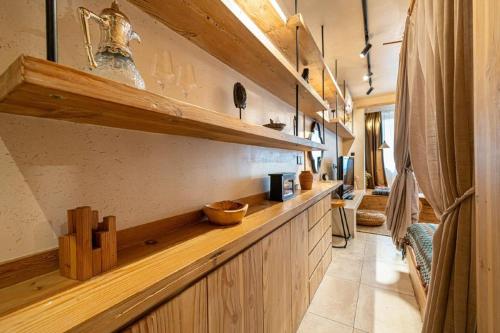 上海Shanghai Hills&Well-time B&B Xuhui的厨房配有带木制橱柜的长台面