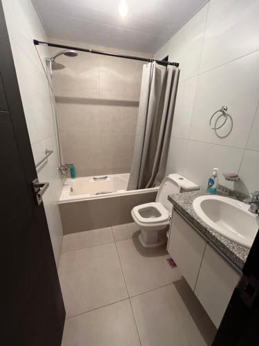 科恰班巴AmbarB1P1/E的带浴缸、卫生间和盥洗盆的浴室