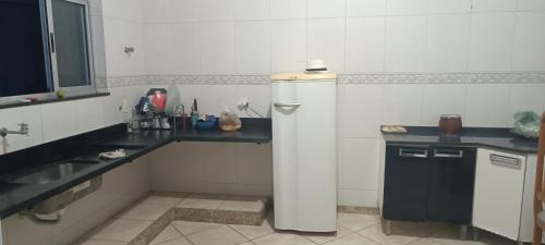 贝洛奥里藏特Hostel Kinu的一间带冰箱和水槽的小厨房