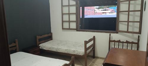 贝洛奥里藏特Hostel Kinu的小房间设有两张床和窗户