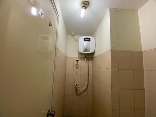 万隆RedLiving Apartemen Tamansari Panoramic - Anwar Rental的墙上设有淋浴和肥皂机的浴室