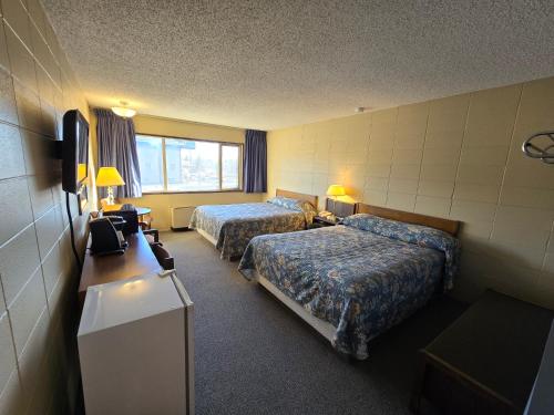 史密瑟斯卡普里汽车旅馆 的酒店客房设有两张床和电视。