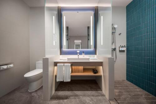 深圳深圳福田中心智选假日酒店的一间带水槽、卫生间和镜子的浴室