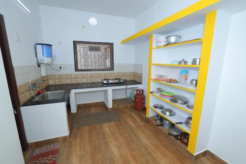 蓬蒂切里SJ Villa的厨房配有水槽和台面