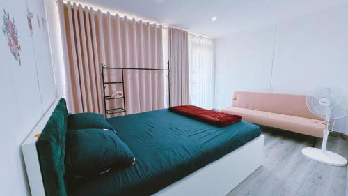 HoatDong Thanh Ecolodge Homestay的一间带床和沙发的小卧室