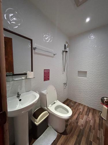 卢纳将军城Puyo Suites Homestay的浴室配有白色卫生间和盥洗盆。