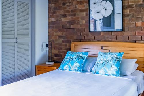 佩里吉安比奇格伦伊登海滩度假酒店的一间卧室配有一张带蓝色和白色枕头的床