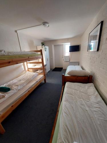 Purku Keskus的一间设有两张双层床的客房