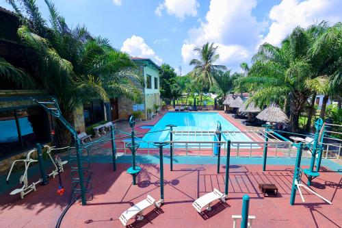 达累斯萨拉姆斗兽场精品酒店&Spa的度假村内带滑梯的游泳池