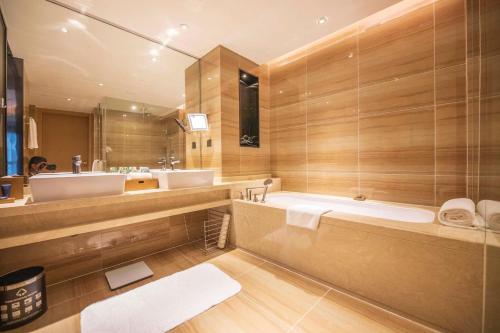 上海自在居珀瑞公寓(国家会展中心店)的一间带大浴缸和水槽的浴室