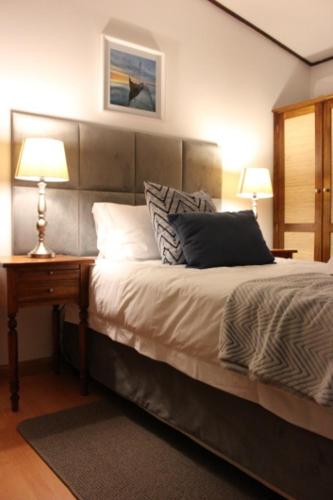 马普托Ka maxakeni guesthouse的一间卧室配有一张带两盏灯的床。