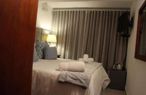 马普托Ka maxakeni guesthouse的酒店客房,配有带毛巾的床