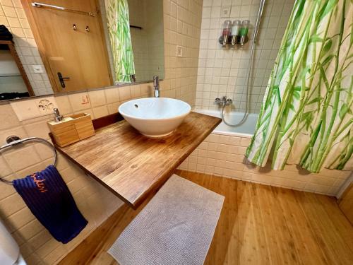 Chermignon-dʼen HautChalet typique du Valais,Maison bio et bien-être!的木台上带碗水槽的浴室