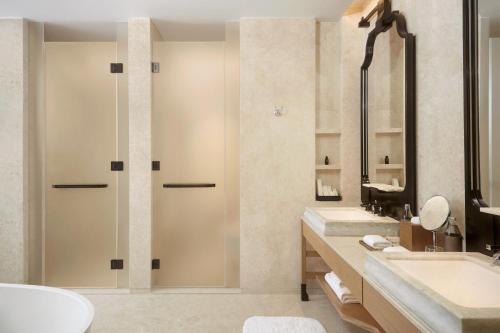 曼谷杜斯特塔尼酒店的一间浴室