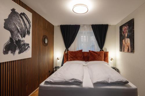 卢塞恩WELCOME APARTMENTS - Luzern的一间卧室配有带两个枕头的床和窗户