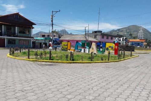 ChaupiCasa Andina Los Ilinizas的城中的一个环岛