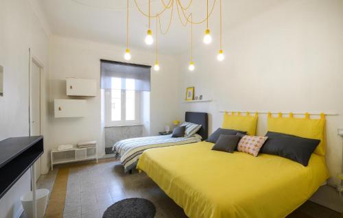 马萨Mercurio 9的一间卧室配有一张黄色的大床