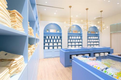 浦安东京湾东方酒店的一间有蓝色柜台和装有食物的货架的商店